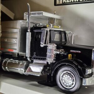 New Ray 1:32 Longhauler Kenworth Dump W/Dump Trailer